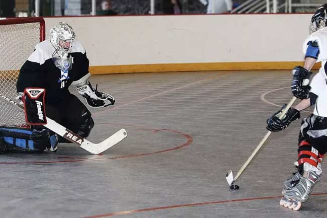 Commercial hockey rink for inline hockey